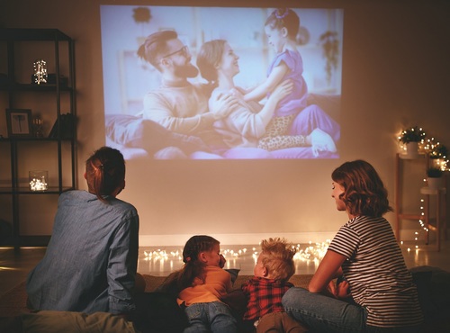 Ściana jak ekran kinowy - jak w salonie zrobić kino domowe?